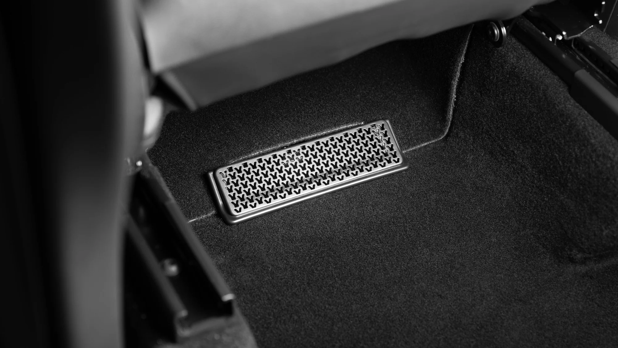 Tesla Model Y Premium Lüftungsschlitze (2x) - Schutz für Fußraum und Lüftung  🛡️🚗 – Mein Tesla Zubehör
