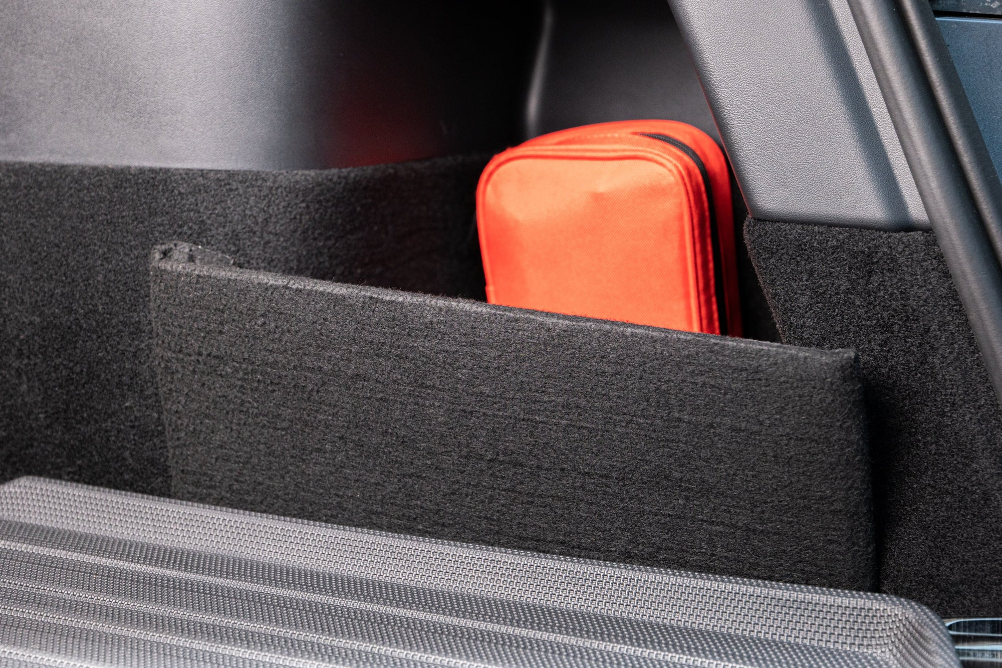 2x Tesla Model Y Staufächer hinten im Kofferraum mit Abdeckungen – Yeslak