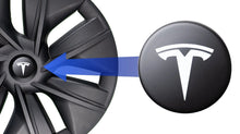 Laden Sie das Bild in den Galerie-Viewer, Schwarze Radkappen im Aero-Design für das Tesla Model Y - Set aus 4 Stück passend für 19 Zoll Gemini Alufelgen. Einfache Montage ohne zusätzliches Werkzeug, inklusive Logos und Klammern für sicheren Halt. Schwarz mattes Design verleiht deinem Tesla eine sportlichere Optik.
