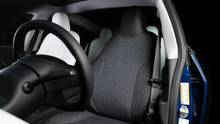 Laden Sie das Bild in den Galerie-Viewer, Stilvoller, maßgeschneiderter Autositzbezug für Tesla Model 3/Y, mit robuster Stoff- und veganer Lederkombination für optimalen Schutz und Komfort, wasserabweisend und nachhaltig.
