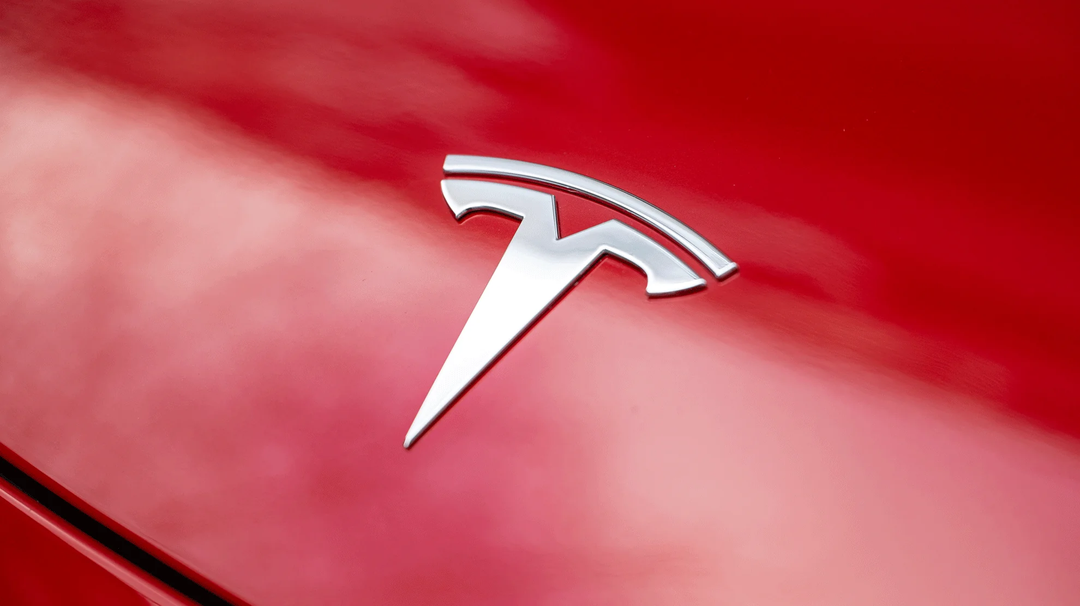 Einzigartiges mattschwarzes Logo-Emblem Set für Tesla Model Y, ideal für ein stilvolles Upgrade auf den deutschen und österreichischen Straßen.
