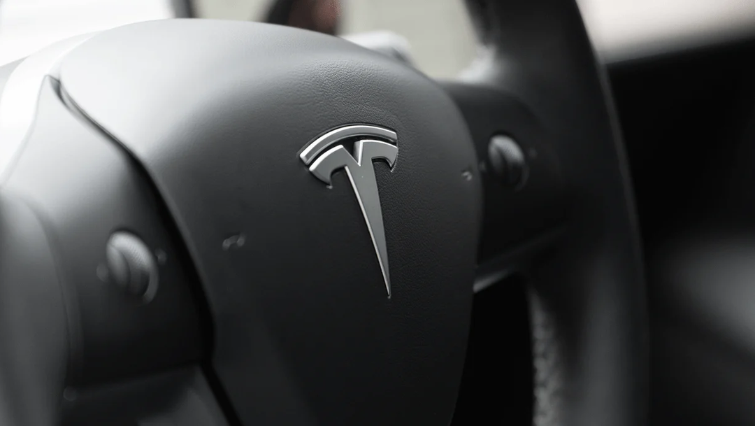 Einzigartiges mattschwarzes Logo-Emblem Set für Tesla Model 3, ideal für ein stilvolles Upgrade auf den deutschen und österreichischen Straßen.