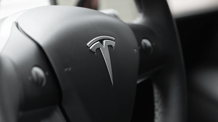 Einzigartiges mattschwarzes Logo-Emblem Set für Tesla Model Y, ideal für ein stilvolles Upgrade auf den deutschen und österreichischen Straßen.