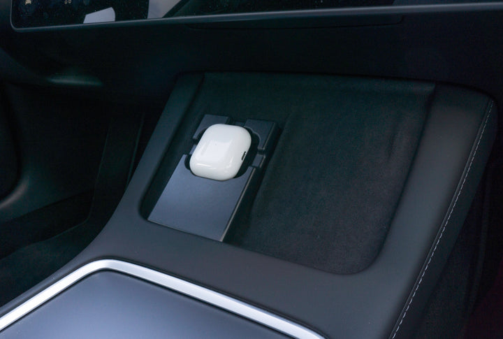 AirPod-Halterung im Tesla-Auto, perfekt angepasst für das kabellose Aufladen. Hergestellt in Deutschland aus Bio-Kunststoff, einzigartiges Design, passt perfekt zur Mittelkonsole.