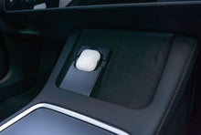 Laden Sie das Bild in den Galerie-Viewer, AirPod-Halterung im Tesla-Auto, perfekt angepasst für das kabellose Aufladen. Hergestellt in Deutschland aus Bio-Kunststoff, einzigartiges Design, passt perfekt zur Mittelkonsole.
