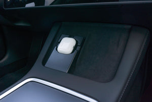 AirPod-Halterung im Tesla-Auto, perfekt angepasst für das kabellose Aufladen. Hergestellt in Deutschland aus Bio-Kunststoff, einzigartiges Design, passt perfekt zur Mittelkonsole.