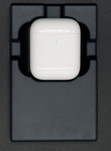 Laden Sie das Bild in den Galerie-Viewer, AirPod-Halterung im Tesla-Auto, perfekt angepasst für das kabellose Aufladen. Hergestellt in Deutschland aus Bio-Kunststoff, einzigartiges Design, passt perfekt zur Mittelkonsole.
