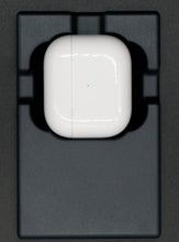 Laden Sie das Bild in den Galerie-Viewer, AirPod-Halterung im Tesla-Auto, perfekt angepasst für das kabellose Aufladen. Hergestellt in Deutschland aus Bio-Kunststoff, einzigartiges Design, passt perfekt zur Mittelkonsole.
