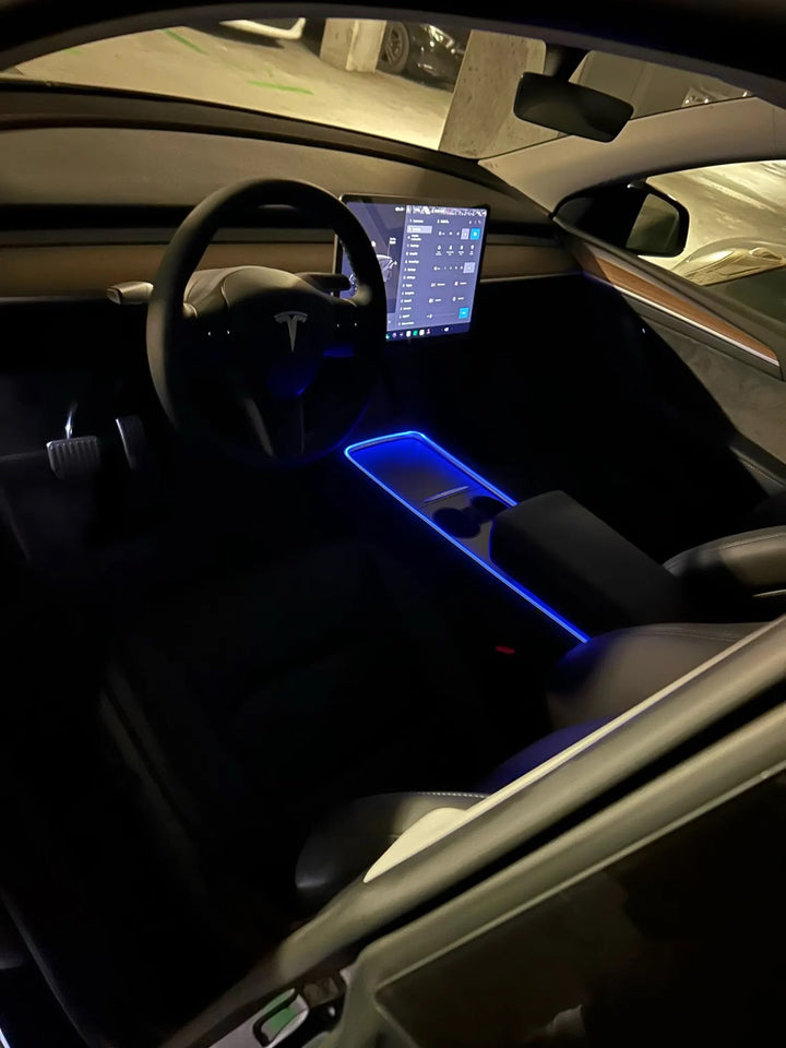 Tesla Model Y, ausgestattet mit Premium Autozubehör, LED-Beleuchtung