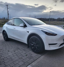 Laden Sie das Bild in den Galerie-Viewer, Schwarze Radkappen im Aero-Design für das Tesla Model Y - Set aus 4 Stück passend für 19 Zoll Gemini Alufelgen. Einfache Montage ohne zusätzliches Werkzeug, inklusive Logos und Klammern für sicheren Halt. Schwarz mattes Design verleiht deinem Tesla eine sportlichere Optik.
