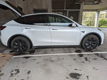 Laden Sie das Bild in den Galerie-Viewer, Schwarze Radkappen im Aero-Design für das Tesla Model Y - Set aus 4 Stück passend für 19 Zoll Gemini Alufelgen. Einfache Montage ohne zusätzliches Werkzeug, inklusive Logos und Klammern für sicheren Halt. Schwarz mattes Design verleiht deinem Tesla eine sportlichere Optik.
