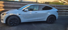 Laden Sie das Bild in den Galerie-Viewer, Schwarze Radkappen im Aero-Design für das Tesla Model Y - Set aus 4 Stück passend für 19 Zoll Gemini Alufelgen. Einfache Montage ohne zusätzliches Werkzeug, inklusive Logos und Klammern für sicheren Halt. Schwarz mattes Design verleiht deinem Tesla eine sportlichere Optik.
