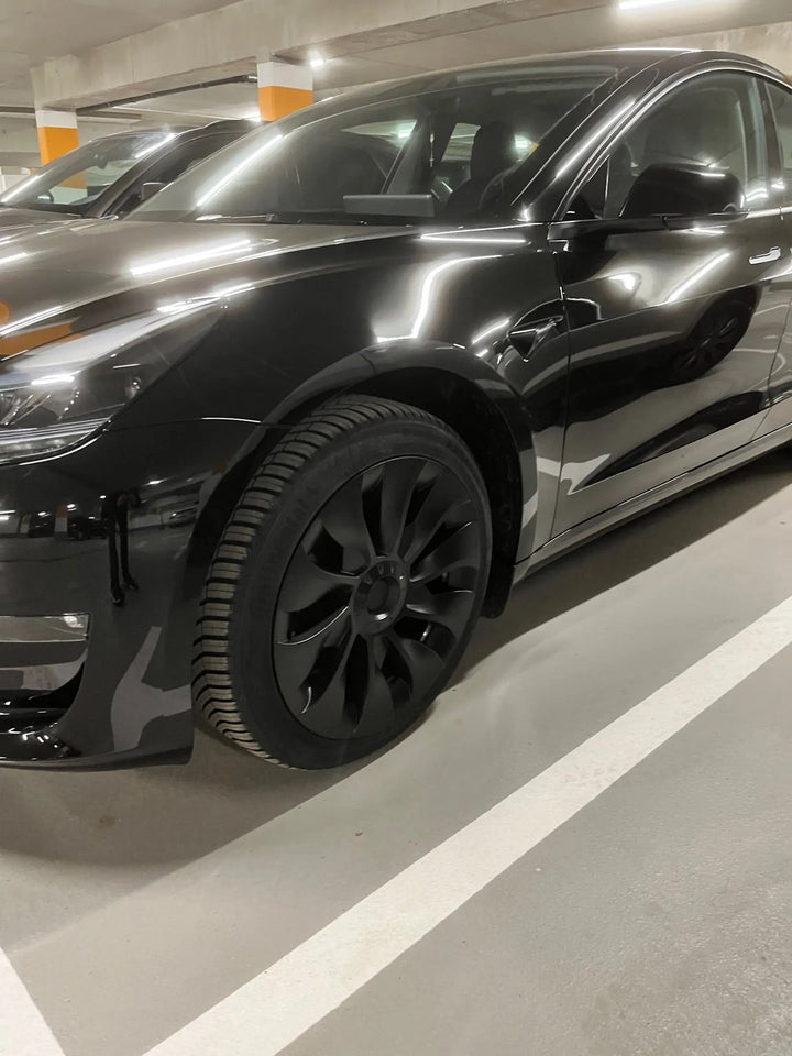 Set von vier Performance Radkappen im Turbinen-Design für das Tesla Model 3, die optisch den originalen Tesla Performance Turbinen Alufelgen ähneln. Einfache Montage ohne Werkzeug, mit Klammern für sicheren Halt und inklusive Abdeckkappen und Schaumstoffband für zusätzlichen Schutz der Felge. Farbe: Schwarz matt.
