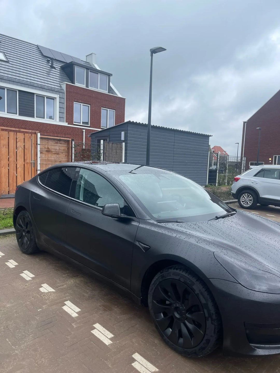 Set von vier Performance Radkappen im Turbinen-Design für das Tesla Model 3, die optisch den originalen Tesla Performance Turbinen Alufelgen ähneln. Einfache Montage ohne Werkzeug, mit Klammern für sicheren Halt und inklusive Abdeckkappen und Schaumstoffband für zusätzlichen Schutz der Felge. Farbe: Schwarz matt.