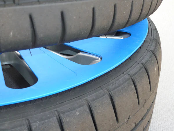 Radschutzmatten mit Tesla-Winterreifen, eine perfekte Kombination für Sicherheit und Schutz bei der Lagerung.