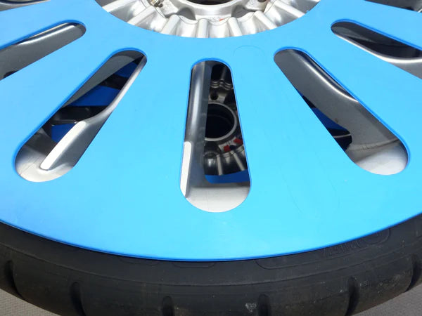 Tesla Radschutzmatten in Blau, perfekt zur sicheren Lagerung von Winterreifen, hergestellt in Deutschland.