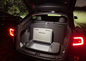 Tragbare Kühlbox für Tesla Model Y, mit 35L Fassungsvermögen, robustem Design, großem Temperaturbereich, effizienter Kühlung, abenteuerfest und stilvoll. Idealer Reisebegleiter für Camping und Outdoor-Aktivitäten.