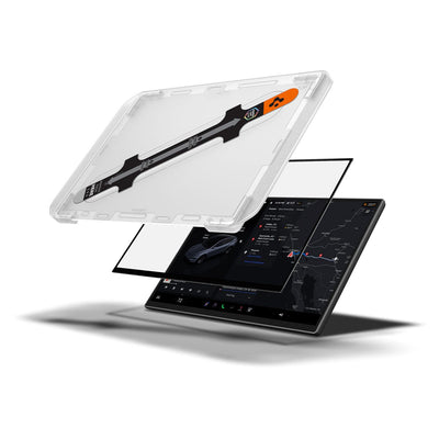 Schrägansicht des Displayschutzes für Model Y Juniper: transparenter Montagerahmen, schwarzer Displayrand und Touchscreen separat übereinander.