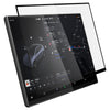 Transparenter Displayschutz für Model Y Juniper mit schwarzem Rand, schräg vor einem Touchscreen mit Navigationskarte.