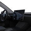 Displayschutz für Model Y Juniper auf dem zentralen Touchscreen mit Navigationskarte, neben dem Lenkrad im dunklen Fahrzeuginnenraum.