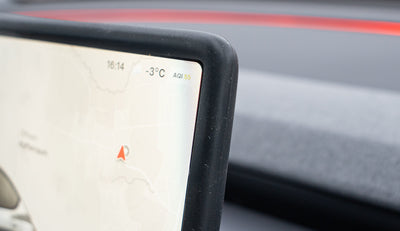 Detail des schwarzen Silikon-Displayschutzrahmens am Tesla Model 3 Highland an der oberen rechten Displayecke mit Kartenansicht.
