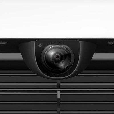Kameraschutz für Model Y: Spigen Frontkamera-Schutzglas mit schwarzem Rand und Logo, von vorn über dem Kühlergrill.