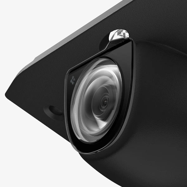 Spigen Frontkamera-Schutzglas als Kameraschutz für Model Y: schwarzer Rand um die Linse, schräg auf dem Kameragehäuse gesehen.