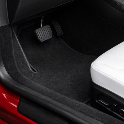 Nahaufnahme der Velours-Oberfläche der Tesla Fußmatten Model 3, weich, schmutzabweisend und mit edler Textur.