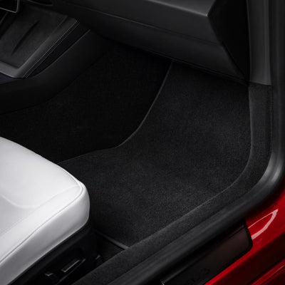 Verpackung der Tesla Model 3 Fußmatten Velours mit umweltfreundlichem Etikett – entwickelt und produziert in den Niederlanden.