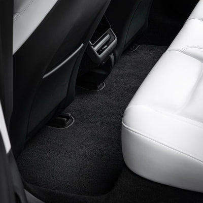 Vergleich zwischen Originalmatten und Tesla Model 3 Fussmatten Velours – deutlich verbesserte Qualität und Komfort.