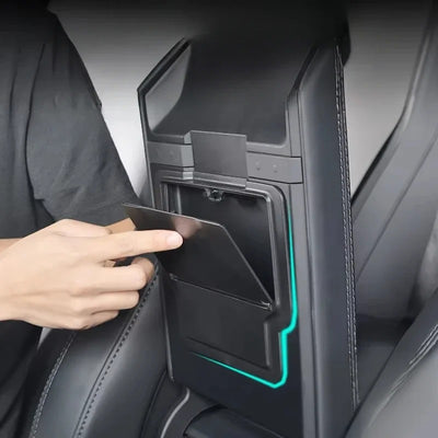 Einsetzen des model 3 organizer unter der Armlehne – praktisches Zubehör für Tesla Model 3 Highland 2024+ mit diskretem, sicherem Stauraum