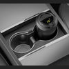 Getraenkehalter Tesla Model Y Juniper 2025+ eingesetzt in der Mittelkonsole, zeigt stabilen Halt als tesla model y getraenkehalter und leiser model y cup holder.