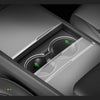 Getraenkehalter Tesla Model Y Juniper 2025+ während der Montage gezeigt, perfekter Sitz als tesla model y getraenkehalter und funktionaler model y cup holder.