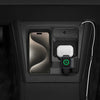 Draufsicht einer iPhone-Ladestation für Tesla mit Smartphone, weißem Ohrhörer-Case und Smartwatch mit grünem Ladesymbol.