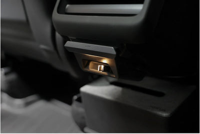 Jowua USB-Hub für Tesla Model 3 Highland unter der hinteren Lüftungsöffnung, mit beleuchteter Aussparung.