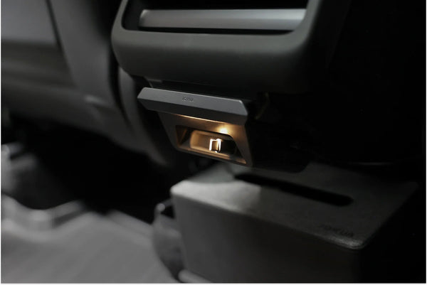 Jowua USB-Hub für Tesla Model 3 Highland unter der hinteren Lüftungsöffnung, mit beleuchteter Aussparung.
