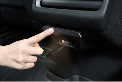Nahaufnahme des Jowua USB-Hubs, montiert in einem Tesla Model 3 Highland.