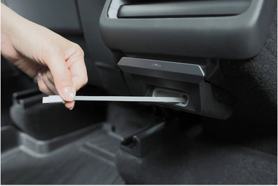 Ausziehbares USB-C-Kabel des Jowua Hubs im Fond des Tesla Model 3 Highland.