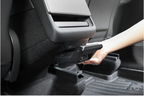 Einfache Installation des Jowua USB-Hubs im Tesla Model 3 Highland.