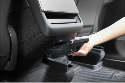 Einfache Installation des Jowua USB-Hubs für den Tesla Model Y Juniper über die vorhandenen USB-Anschlüsse.