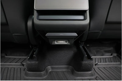 Montierter Jowua USB-Hub für den Tesla Model Y Juniper mit Blick auf die USB-C-Anschlüsse und LED-Beleuchtung.