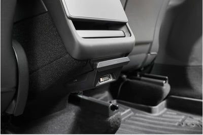 Jowua USB-Hub für Tesla Model Y Juniper schräg von vorn, im Innenraum montiert, mit verstautem Kabel.