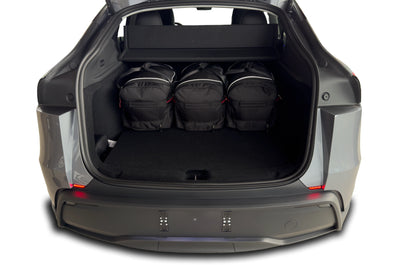 Taschensets für Tesla Model Y Juniper 2025+ im beladenen Zustand – drei KJUST Sport Bags präzise gestapelt im hinteren Laderaum des Fahrzeugs.