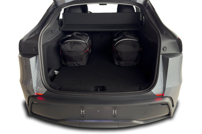 Zwei KJUST Sport Bags aus dem Kofferraumtaschen Set TESLA MODEL Y Juniper 2025+ optimal positioniert im hinteren Bereich des Fahrzeugs.