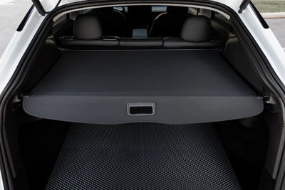 Perfekt montierte Kofferraumabdeckung Model Y Juniper 2025+ für vollständigen Sichtschutz im Kofferraumbereich bei geöffneter Heckklappe.
