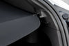 Detailansicht der seitlichen Befestigung der Tesla Model Y Kofferraumabdeckung mit Originalpassform und ohne Schrauben montierbar.
