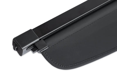 Nahaufnahme der Endkappe der Model Y Kofferraumabdeckung, zeigt die hochwertige Verarbeitung und das langlebige Material.