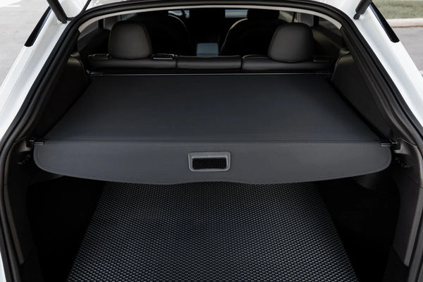 Tesla Model Y Kofferraumabdeckung V3 Premium montiert im Juniper 2025+ für maximale Privatsphäre, OEM-Optik und Schutz der Ladung.