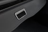 Nahaufnahme des Griffs der Kofferraumabdeckung Tesla Model Y Juniper 2025+ V3 Premium für komfortables Öffnen und Einrollen.