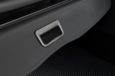 Nahaufnahme des Griffs der Kofferraumabdeckung Tesla Model Y Juniper 2025+ V3 Premium für komfortables Öffnen und Einrollen.